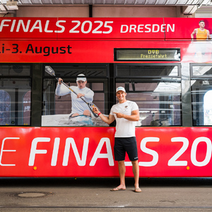 Die im Finals-Look gestaltete Straßenbahn der Dresdner Verkehrsbetriebe