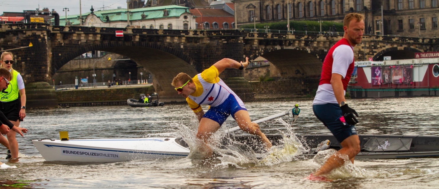 Moritz Wolff steigt aus dem Boot aus