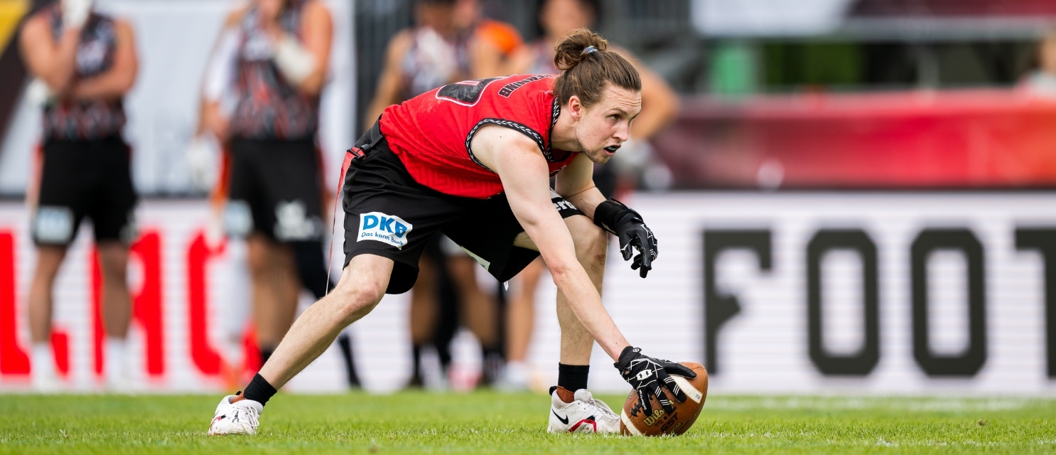Ein Flag Football-Spieler kurz vor dem Spielzug