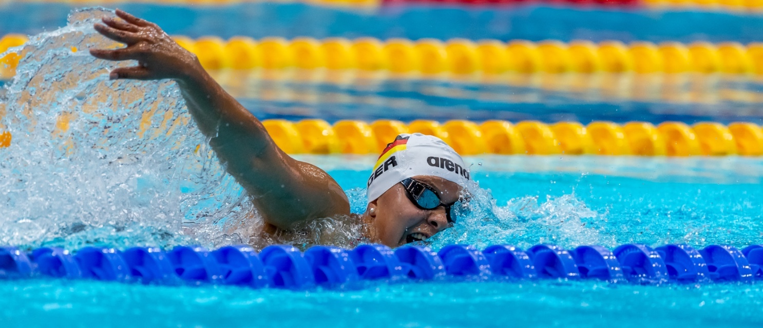 Eine Schwimmerin mit einem kraftvollen Kraulzug