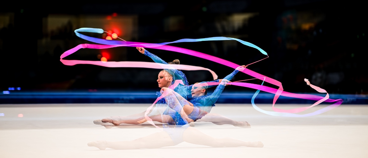 Ein Rhythmische Sportgymnastin bei ihrer Übung mit dem Band