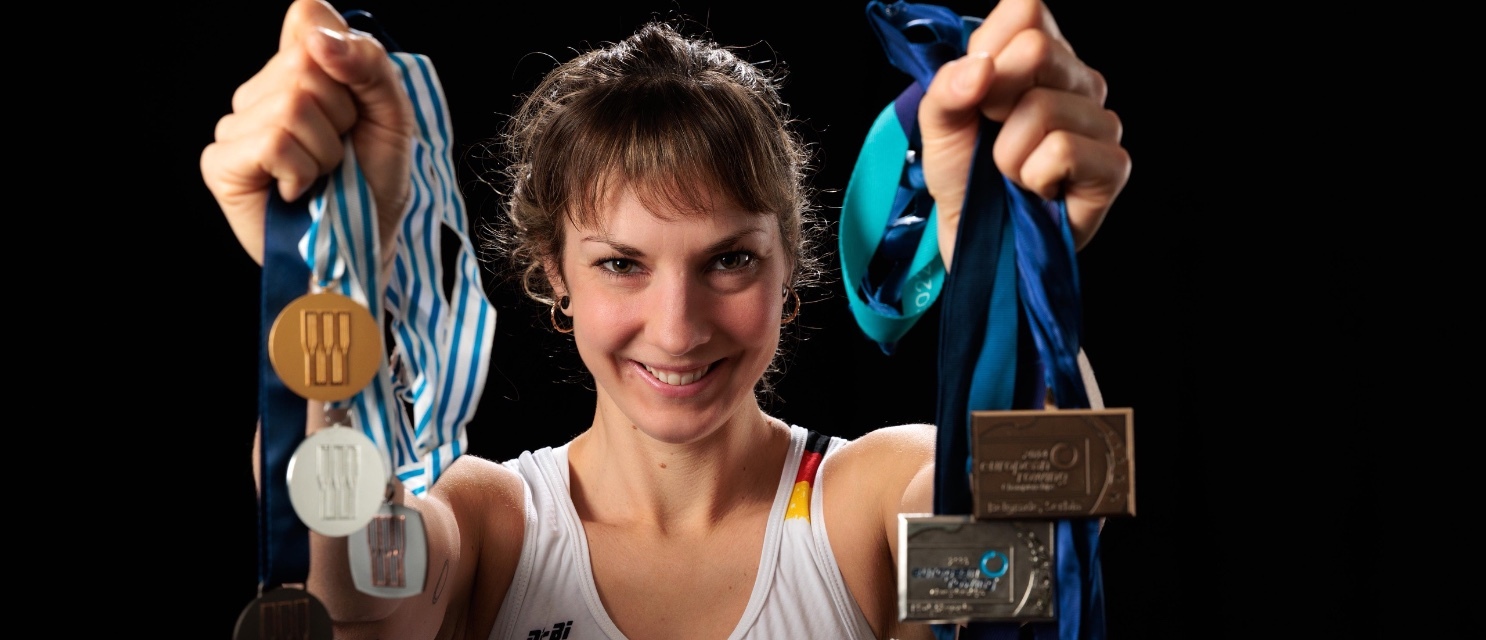 Kathrin Marchand zeigt viele ihrer Medaillen