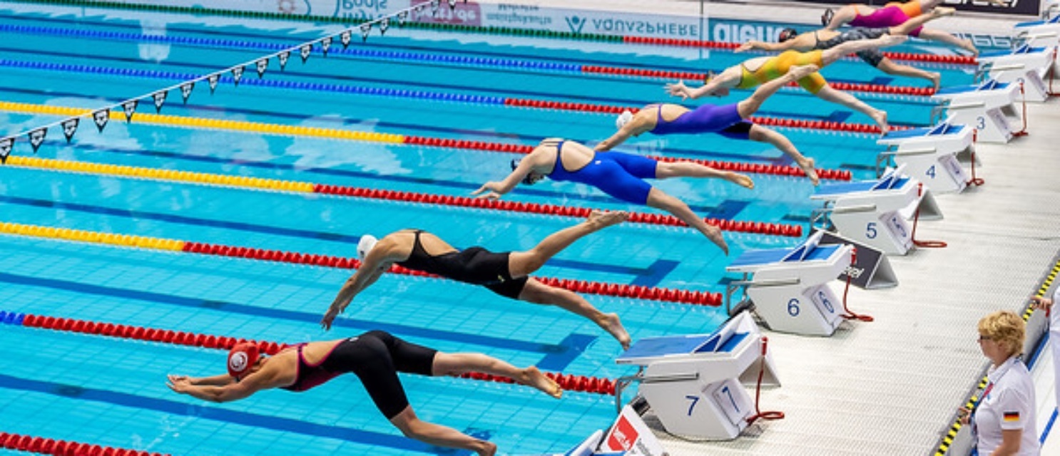 Sprung vom Startblock ins Wasser