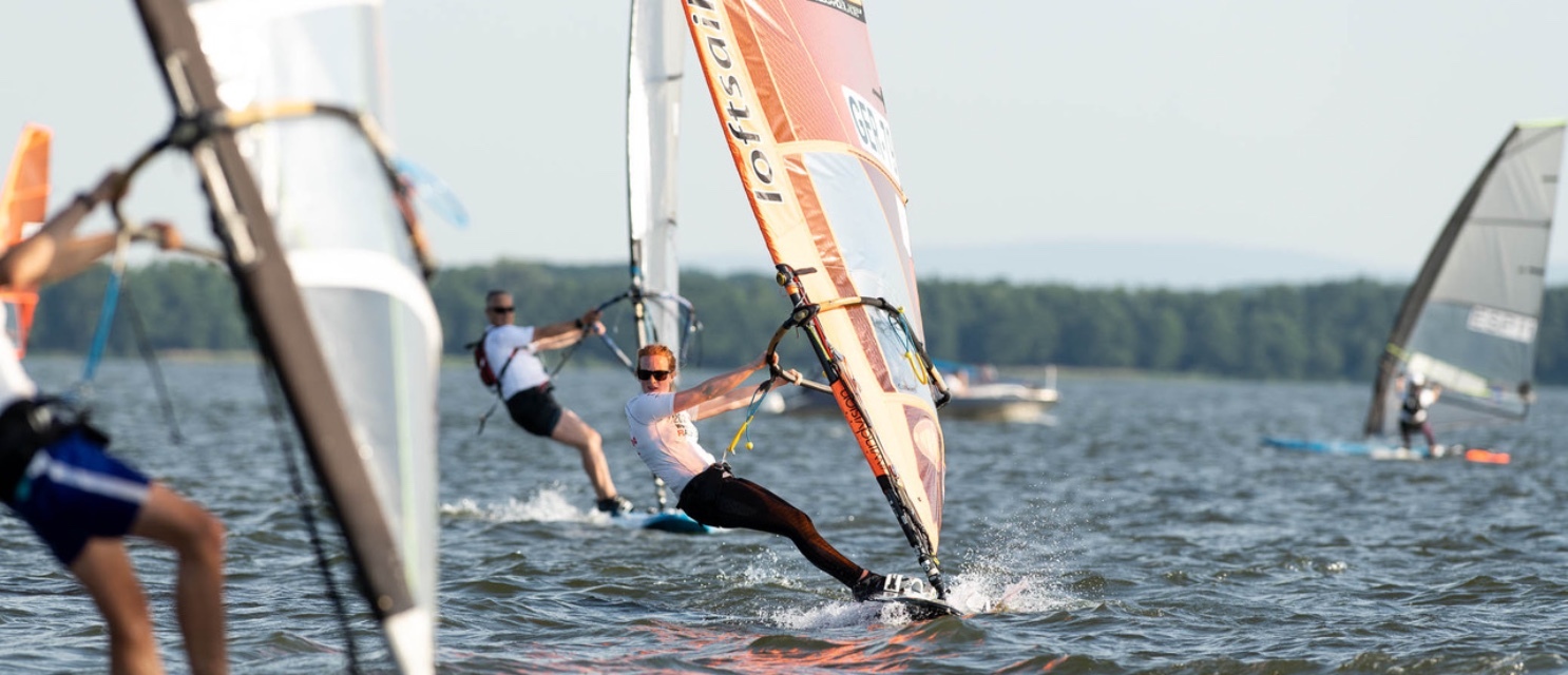Jenny Bouhier auf dem Raceboard