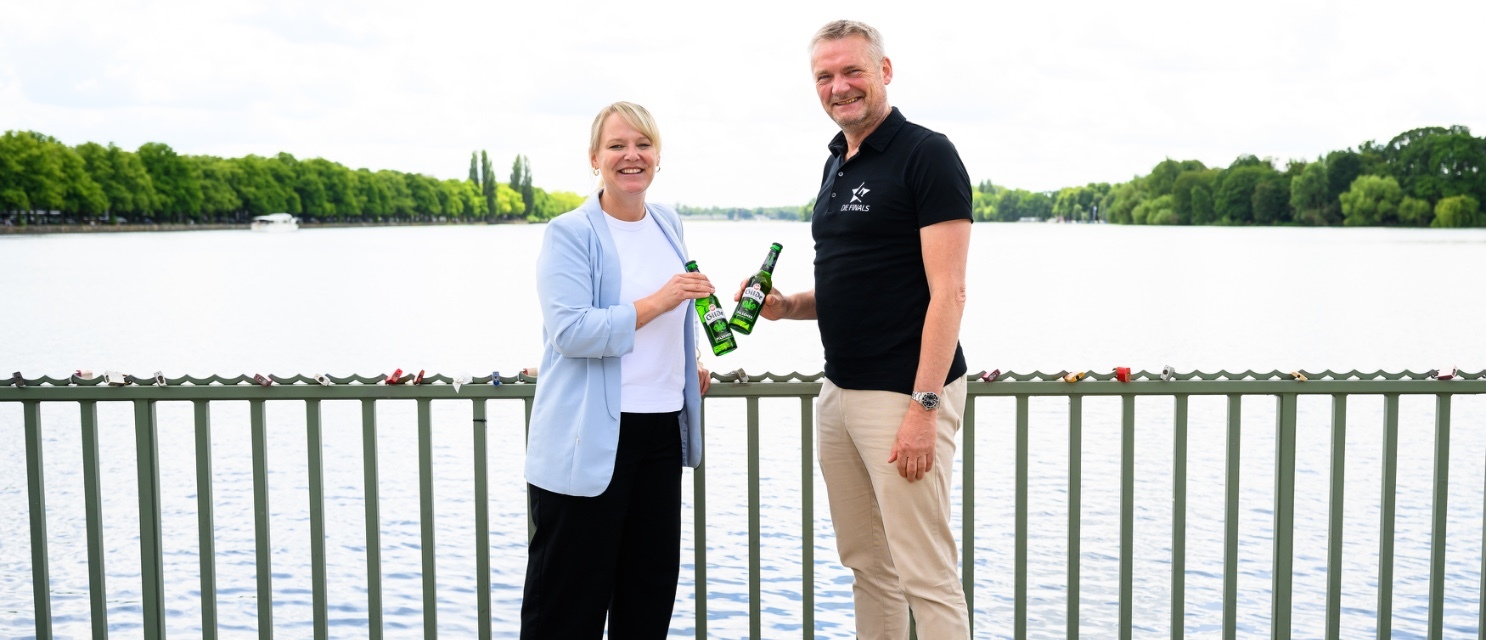 Juliane Lorenz und Hagen Boßdorf stoßen auf die Partnerschaft an